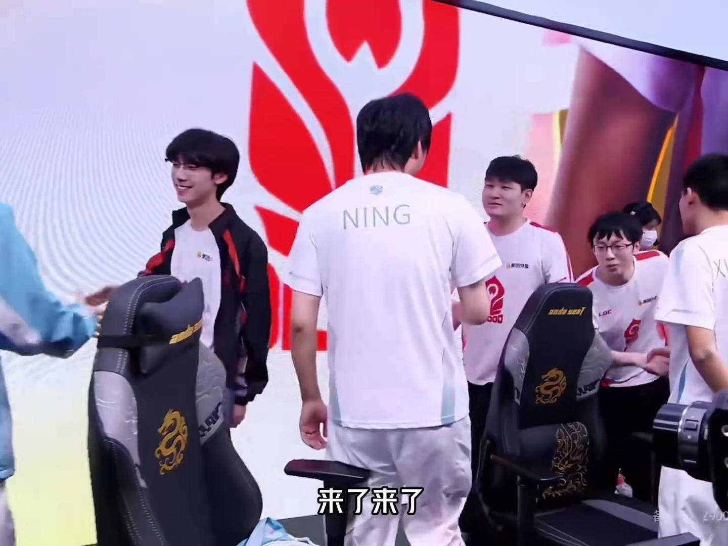 T1血洗NS，Doinb关键团战开团秒人激烈交锋淘汰赛，点燃全场激情