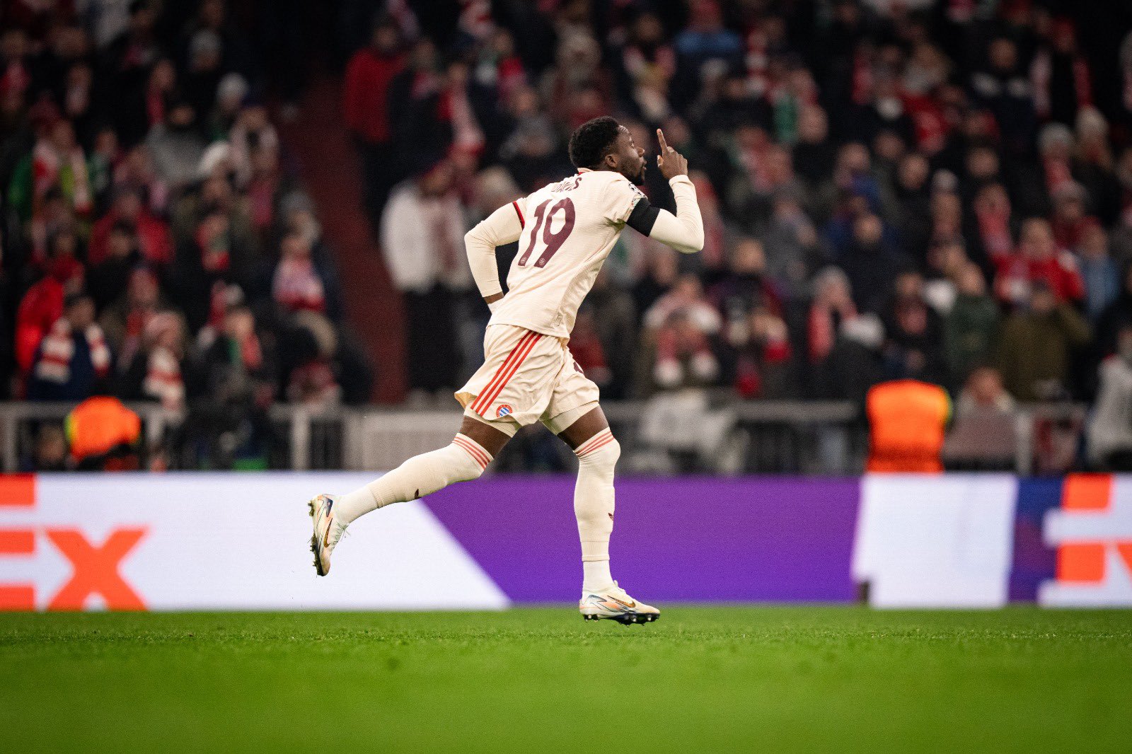 拜仁慕尼黑主场3-0完胜勒沃库森，豪取联赛七连胜