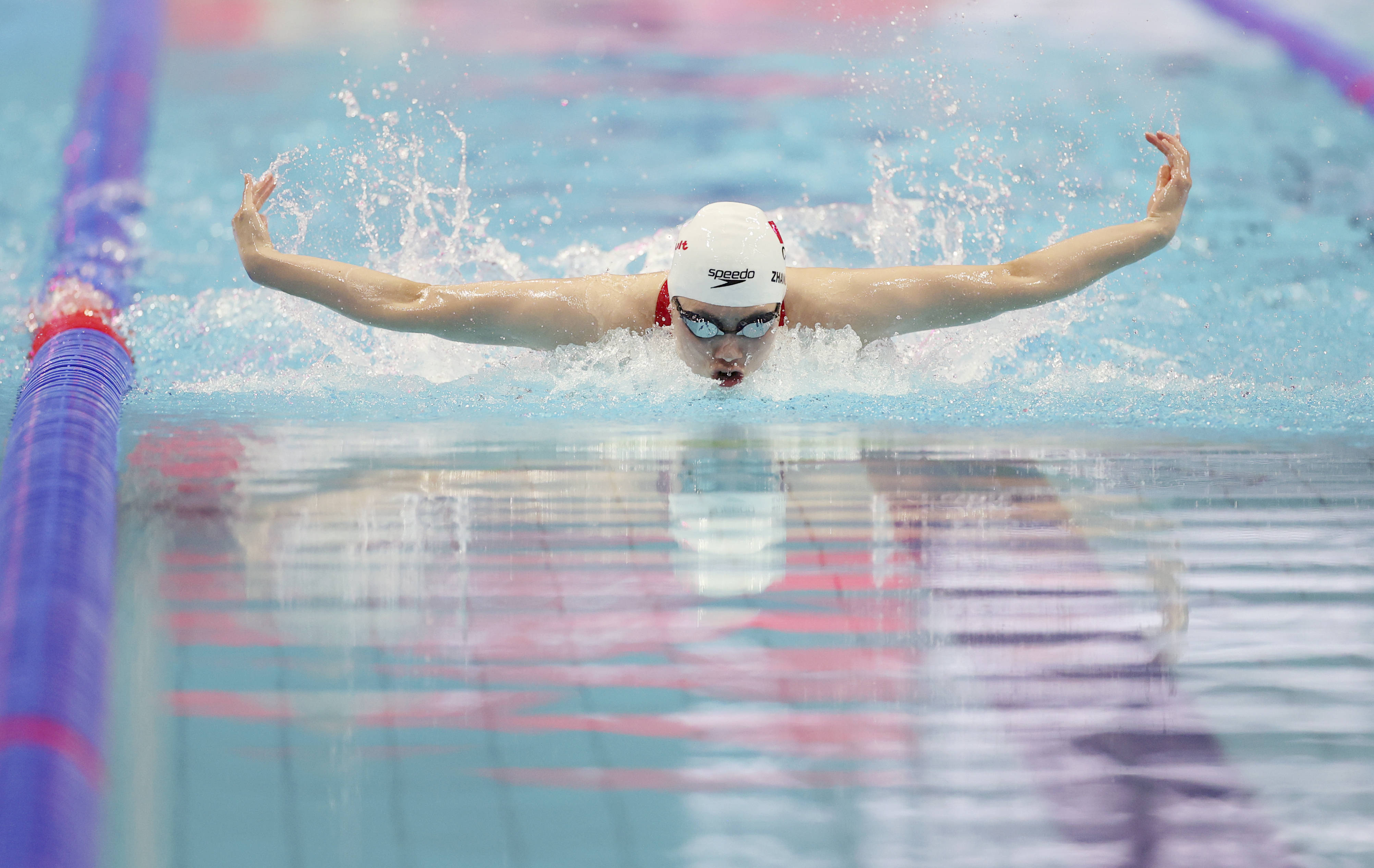 韩国运动员在游泳比赛中摘得铜牌