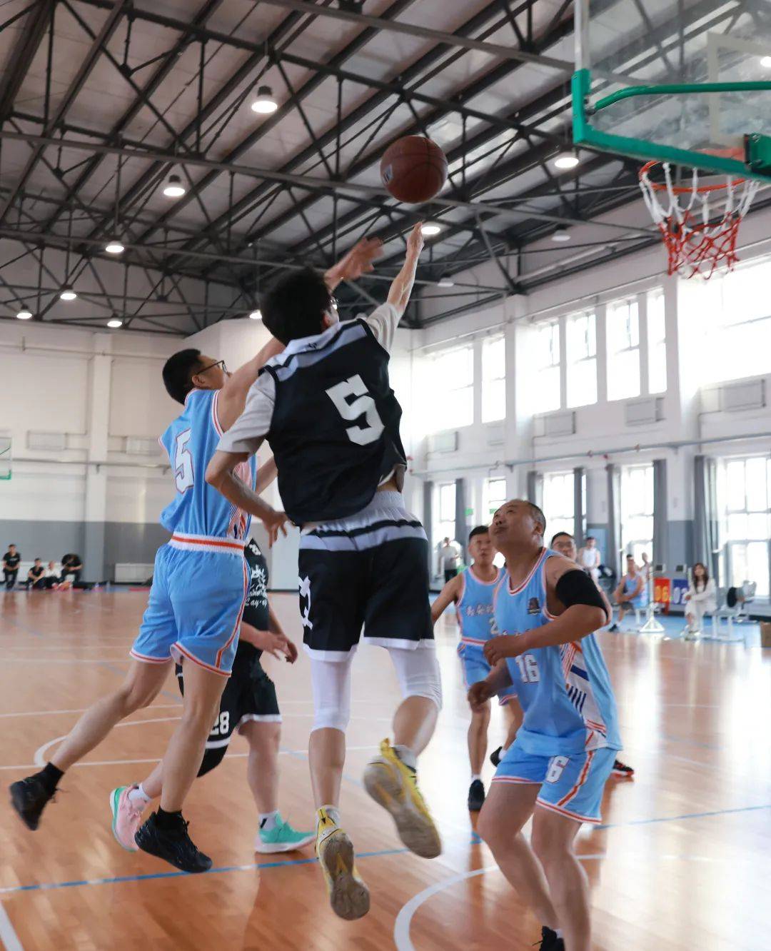 世界篮球赛场再掀热潮，精彩不断